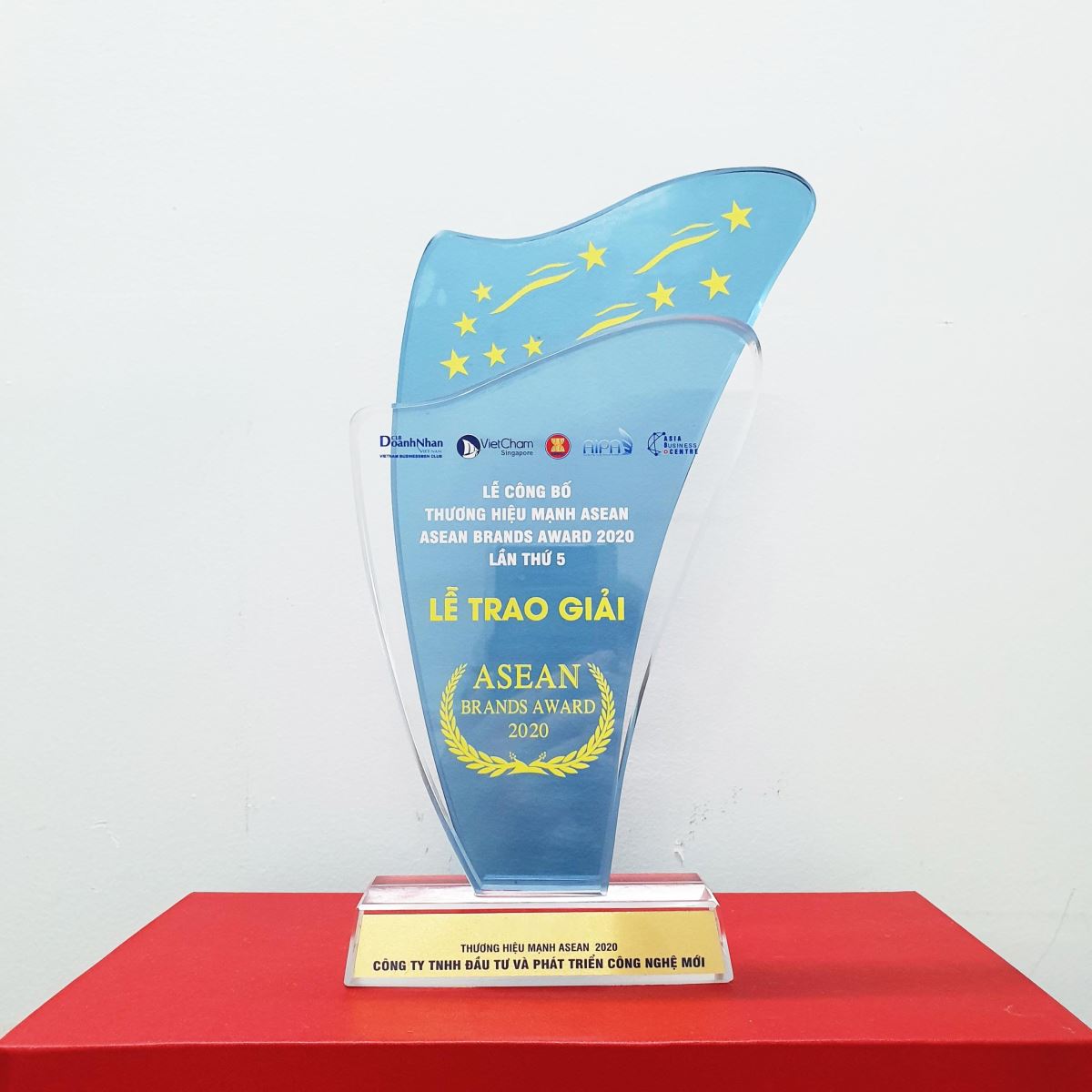 Cúp lưu niệm của giải thưởng thương hiệu mạnh 2020 được trao cho tập đoàn Ntech