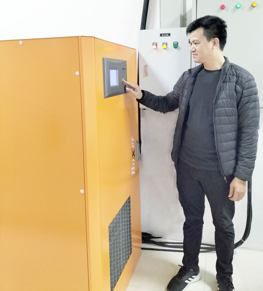 Kỹ sư NTECH cài đặt chế độ làm việc cho UPS 120kVA tại trung tâm sản nhi Phú Thọ