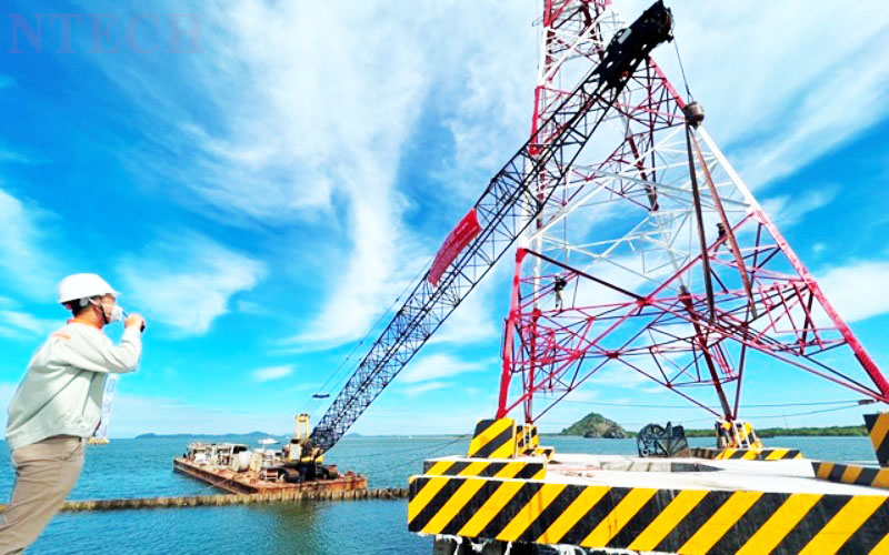Ảnh : Kỹ sư công trình đường dây 220kV Kiên Bình - Phú Quốc